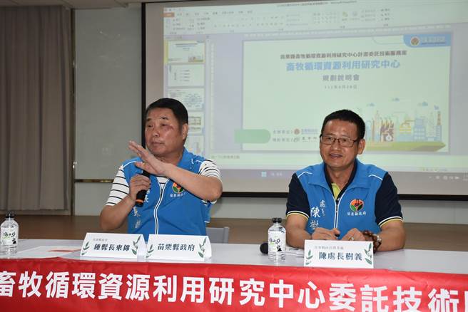 苗栗县长锺东锦为建置畜牧循资环资源利用研究中心，28日亲自面对民眾说明。（谢明俊摄）