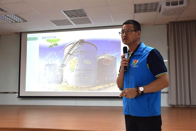 苗栗县政府农业处长陈树义为建置畜牧循资环资源利用研究中心，28日亲自面对民眾说明。（谢明俊摄）