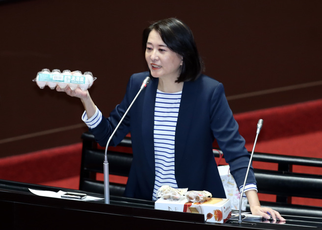 圖為立委王鴻薇手持雞蛋質詢專案進口雞蛋相關事項。（資料照,姚志平攝）