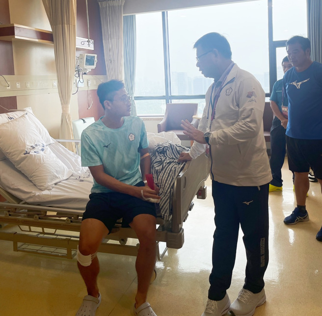 杭州亚运中华队滑轮溜冰好手柯福轩（左）在练习时受伤，总领队蔡家福前往探视。（中华奥会提供）