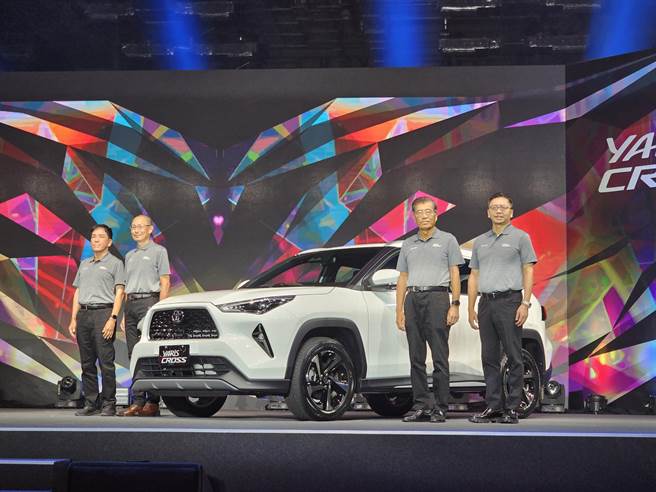 和泰车董事长黄南光（右二）、总经理苏纯兴（右一）宣布YARiS CROSS正式上市。（黄琮渊摄）