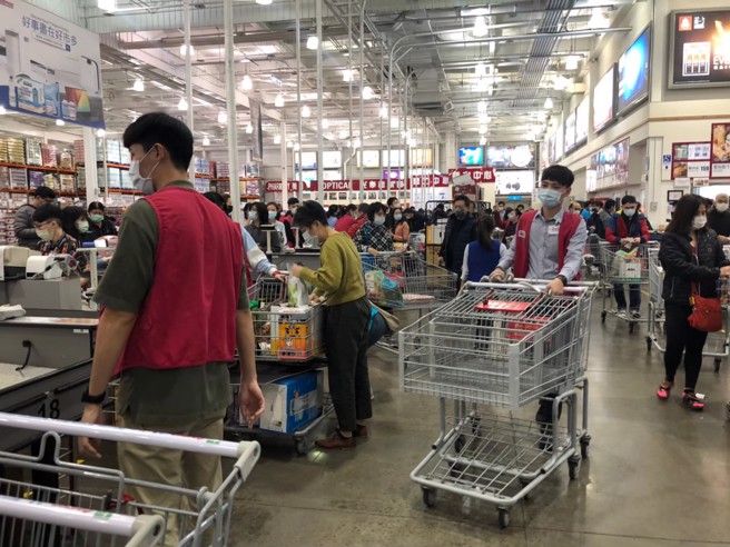 许多人都会在好市多购买生鲜食品，满足生活所需。（示意图／资料照）