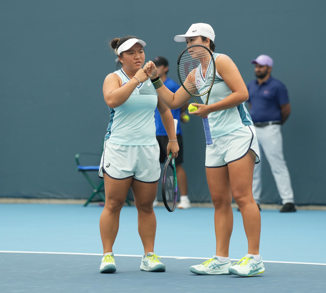 梁恩硕（左）、李亚轩携手杀入杭州亚运网球女双金牌战。（中华奥会提供）