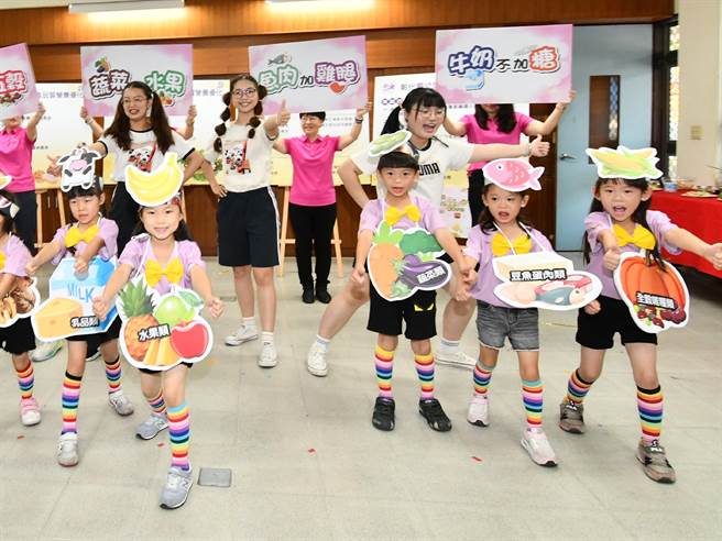 彰化县卫生局今天在彰化县平和非营利幼儿园启动「彰化县幼儿园餐食品质营养优化」行动。（彰县府提供／孙英哲摄）