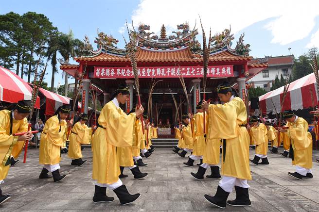 苗栗县政府2023年祭孔大赛28日上午在头屋乡玉衡宫孔庙举行，由头屋国小学生表演六佾舞。（苗栗县政府提供／谢明俊苗栗传真）