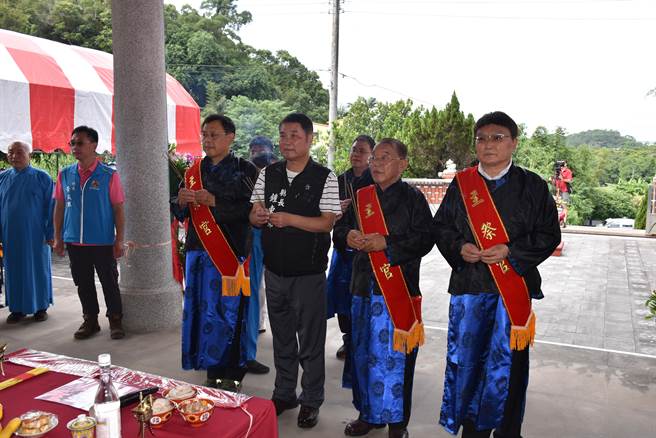 苗栗县政府2023年祭孔大赛28日上午在头屋乡玉衡宫孔庙举行，苗栗县长锺东锦亲临主祭。（谢明俊摄）