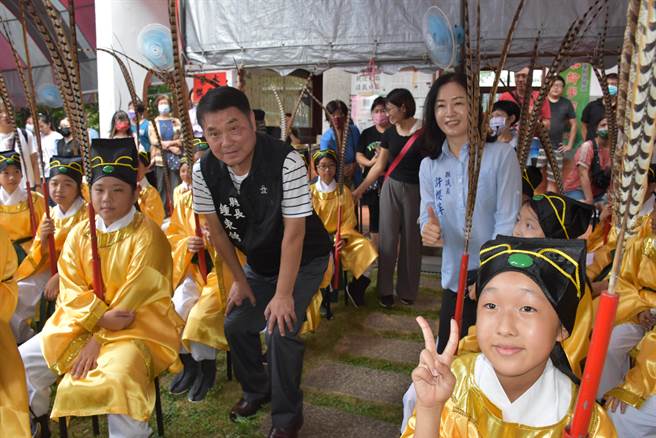 苗栗县政府2023年祭孔大赛28日上午在头屋乡玉衡宫孔庙举行，苗栗县长锺东锦到场和头屋国小学生合照。（谢明俊摄）