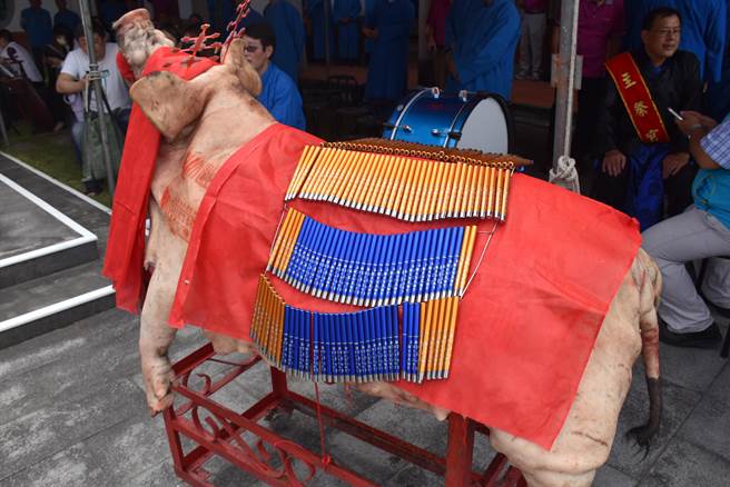 苗栗县政府2023年祭孔大赛28日上午在头屋乡玉衡宫孔庙举行，现场分送至圣笔给学生增智慧。（谢明俊摄）