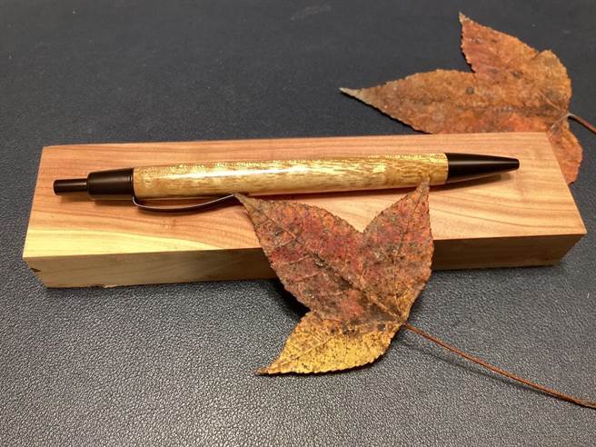 今天是教师节，位于高雄偏远山区的杉林区月美国小准备了一项手做木工笔的课程，让全校教职员工都能体验做自己的笔，再刻上姓名及图案，成为独一无二的教师节礼物。（林雅惠摄）