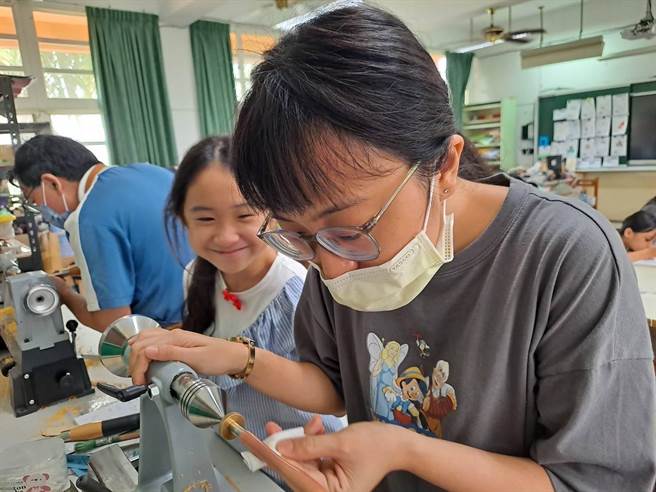 今天是教师节，位于高雄偏远山区的杉林区月美国小准备了一项手做木工笔的课程，让全校教职员工都能体验做自己的笔，再刻上姓名及图案，成为独一无二的教师节礼物。（林雅惠摄）