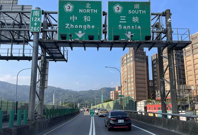 中秋、國慶雙連假將至，土城區國道3號土城交流道及台65線快速道路，將湧現大量觀光旅遊及返鄉車潮。（警察局提供）