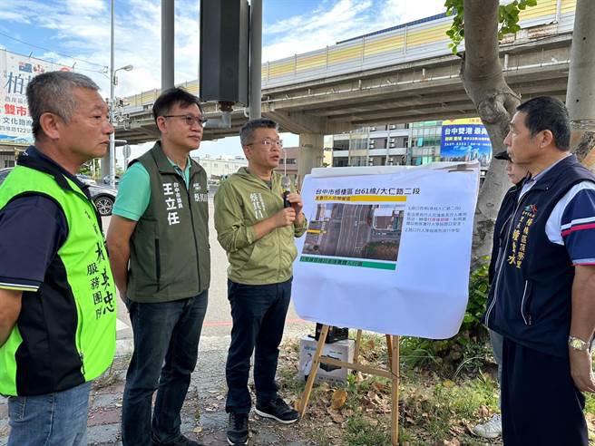 台中市梧栖区港埠路是当地对外重要干道，两处路口因道路设计未臻完善，造成车祸频传，立法院副院长蔡其昌28日邀相关单位会勘。（陈淑娥摄）