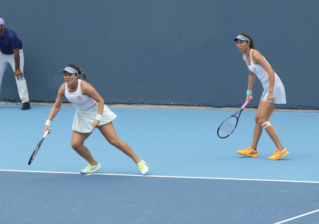 詹咏然（左）和妹妹詹皓晴携手打进杭州亚运网球女双金牌战。（中华奥会提供）