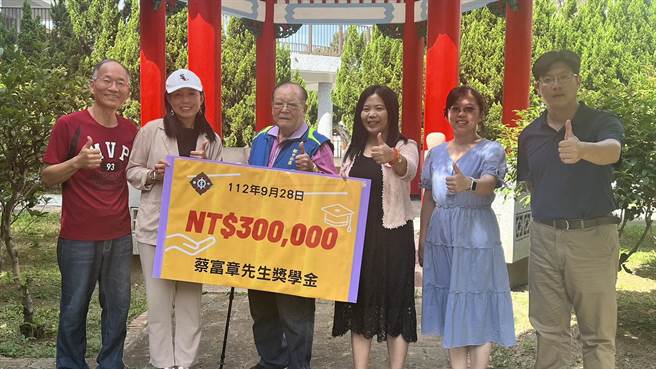 公馆国中校友蔡富章感念师恩，28日慨捐母校30万元奖学金。（公馆国中提供／谢明俊苗栗传真）