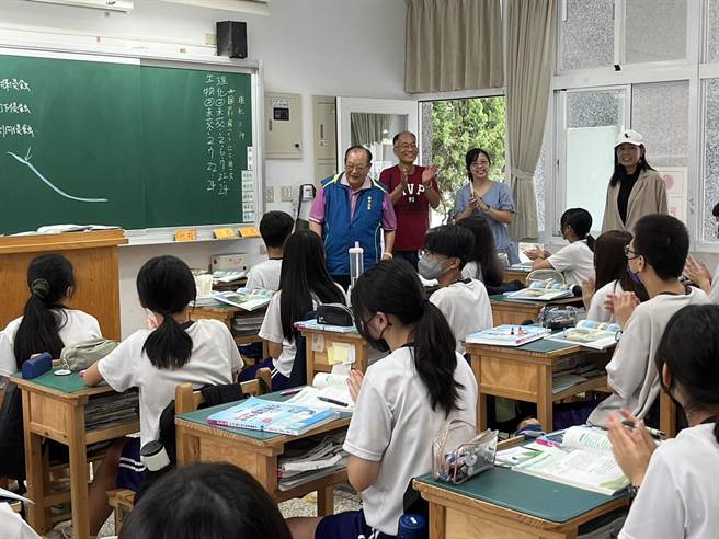 公馆国中校友蔡富章感念师恩，28日返校慨捐母校30万元奖学金。（公馆国中提供／谢明俊苗栗传真）