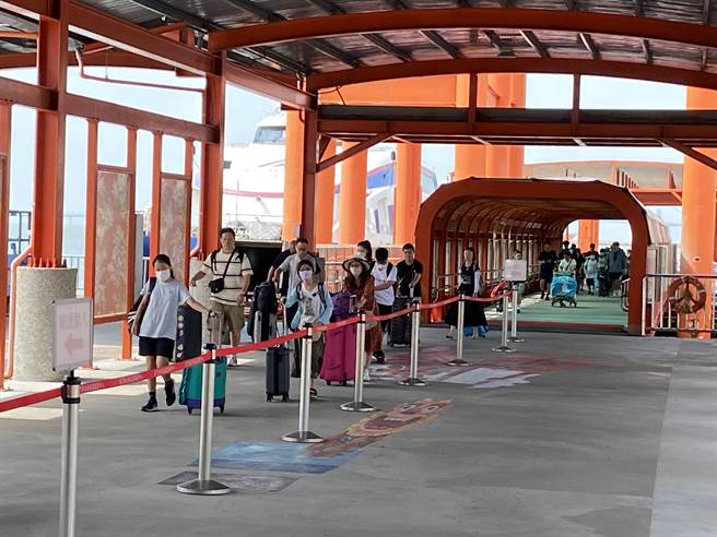 恢復外国与港澳人士得经小三通来金门的政策公告，可望为金门旅游市场带来新气象。(于家麒摄)