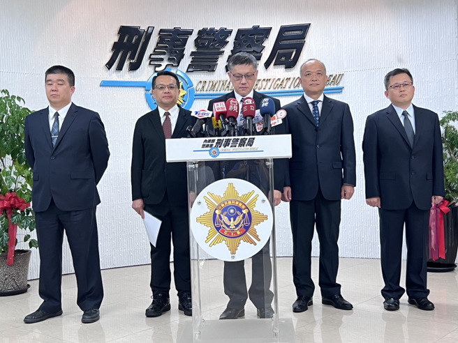 刑事局四大队大队长丁靖、大溪分局分局长徐坤隆、副局长黄壬聪、刑事局二大队大队长李明道、刑事局九大队大队长陈义宏(图左至右)。（翻摄照片／林郁平台北传真）