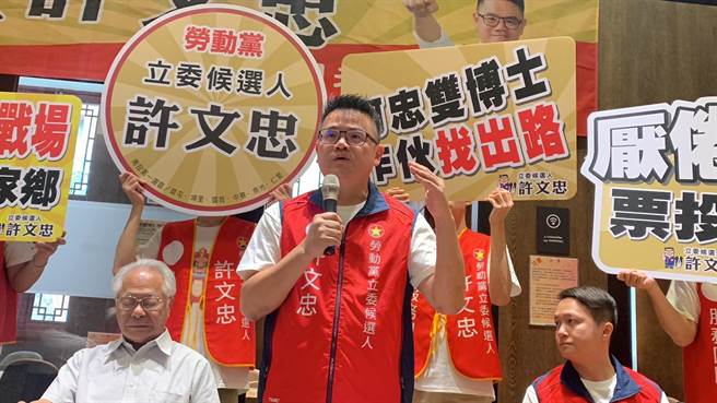 顶着双博士学位光环的暨大国际企业学系副教授许文忠，选在教师节当天宣布参选南投第一选区立委。（曾雪蒨摄）