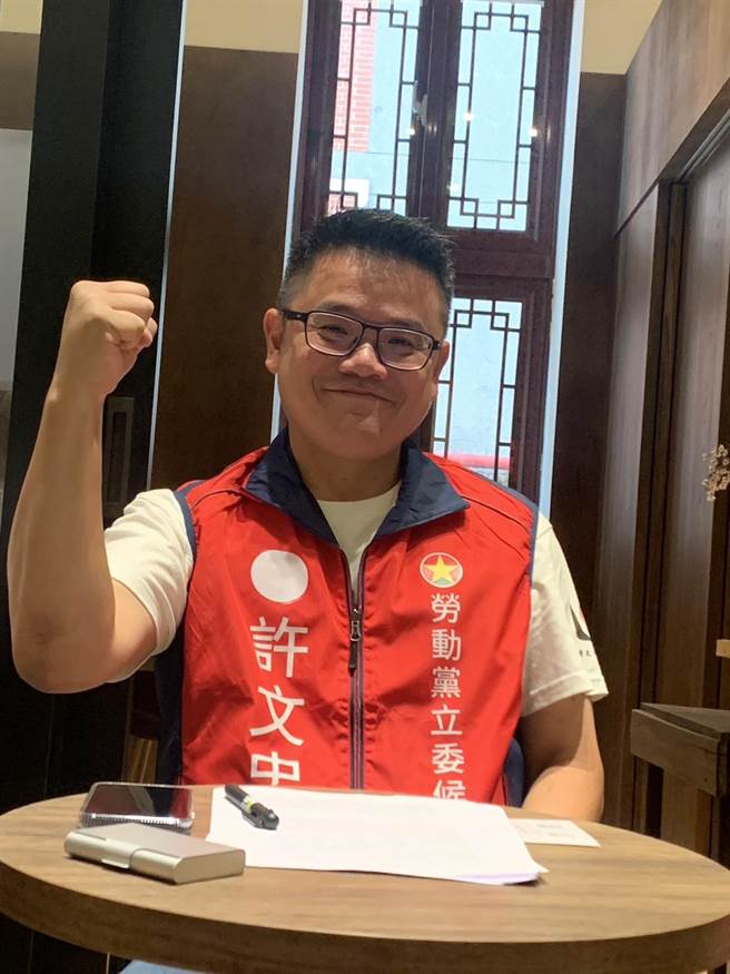 今年48岁的许文忠宣布参战南投第一选区立委，喊出「厌倦蓝绿票投阿忠」口号。（曾雪蒨摄）