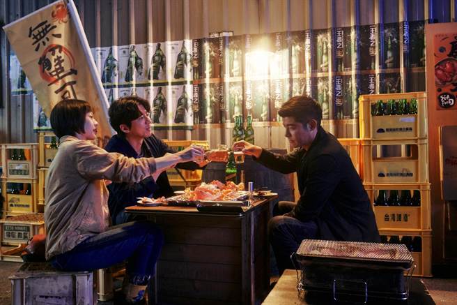 傅孟柏、王柏杰、简嫚书剧中因爱吃成饭友。（发起日影视提供）