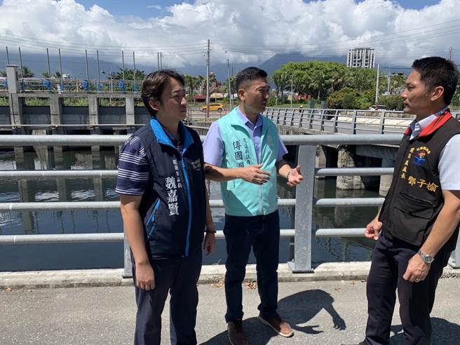 县议员魏嘉贤、傅国渊、笛布斯．顗赉、周骏宥到南滨抽水站关心西侧滞洪池规划兴建办理进度，建设处长邓子榆说明作业期程。（王志伟摄）