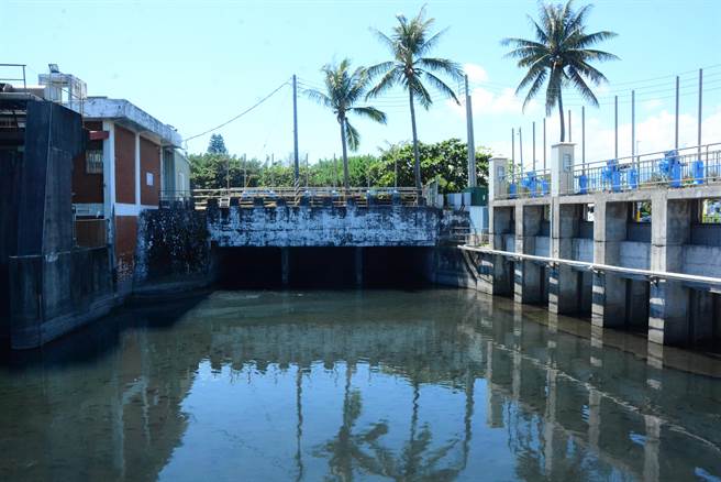 靠近南滨出海口的南滨抽水抽水站，担负「沟仔尾」低洼地区排除将与功能。（王志伟摄）