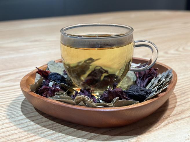 洛神荷叶茶不仅去油解腻，还可以舒缓肠胃不适。（图片来源：马光中医诊所提供）