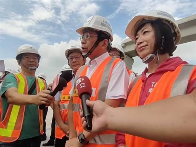 中秋節連假是民眾返鄉團聚和出遊的時期，交通部長王國材28日呼籲民眾依照「空間、時間分流」原則，維持交通順暢。（潘虹恩攝）