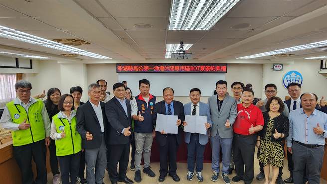 共同见证签约案的澎湖县府会与亚果集团人员。（许逸民摄）