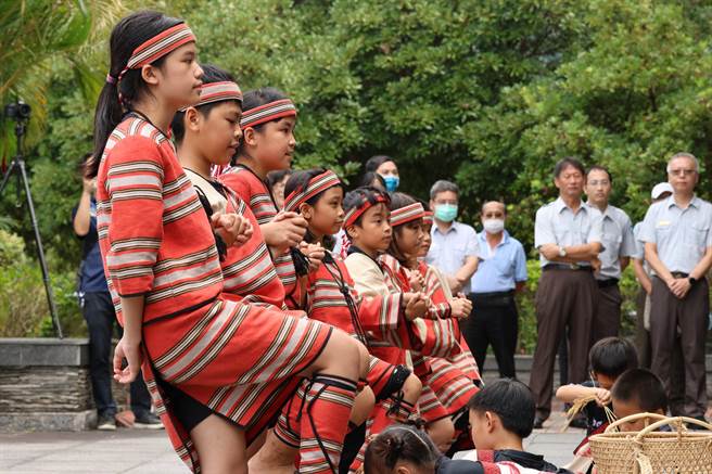 内政部国家公园署雪霸国家公园公园管理处9月28日举行揭牌，由清安国小表演。（雪管处提供／谢明俊苗栗传真）