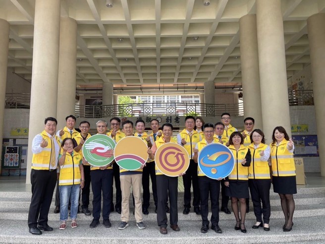 永庆加盟四品牌台南区经管会共同捐赠导护背心给台南市的国中小学，提升导护人员安全。（图片来源：永庆房产集团）