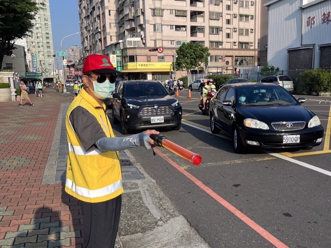 永庆加盟四品牌台南区经管会帮助导护志工换上亮眼的反光背心，让驾驶人更能清楚辨识，降低事故风险。（图片来源：永庆房产集团）