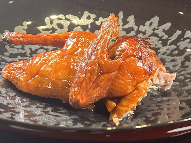 「脆皮炸妙龄乳鸽」选用10至12两重乳鸽生炸，皮脆肉嫩多汁。(谢明智摄)