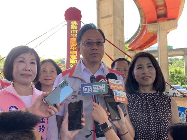 桃园市长张善政28日下午针对亚硅创解约案回应表示，50亿元只能盖出2栋毛胚屋，长痛不如短痛及时踩煞车。（蔡明亘摄）