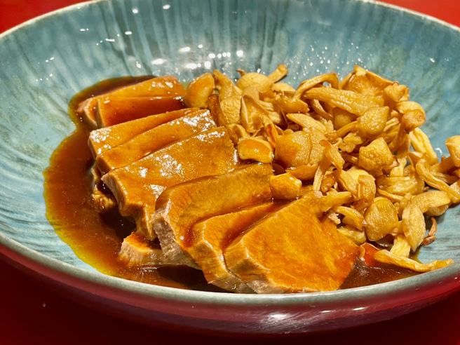 「豉油皇酱滷牛舌」豪气选用整条牛舌中只用最中芯、油脂最丰厚的部位。(谢明智摄)