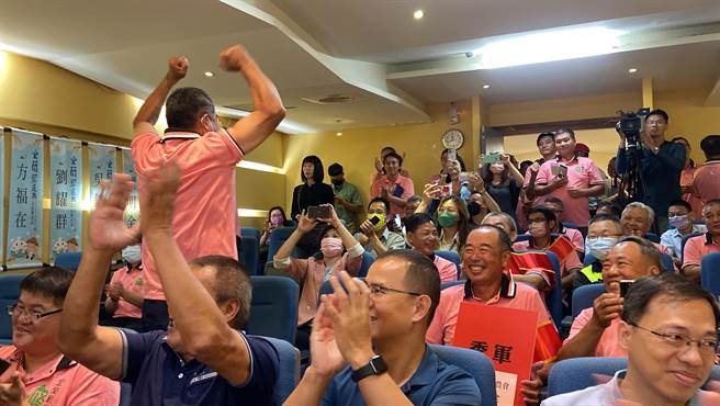 听到冠军为马庆任时，马爸爸兴奋不已。（吴佩蓉摄）