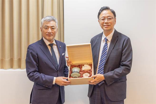 桃园市长张善政（右）昨与日本茨城县筑波未来市长小田川浩（左）交流。（桃园市政府提供／陈梦茹桃园传真）