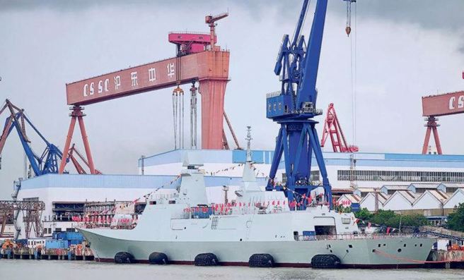 解放军新型054B型护卫舰首舰26日在上海沪东中华造船厂下水的画面。（沪东中华造船厂）