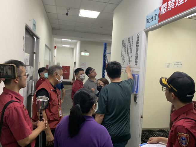 新北市于26日成立联合检查小组，针对新北公共危险物品场所进行联合查察。（图／新北消防局提供）