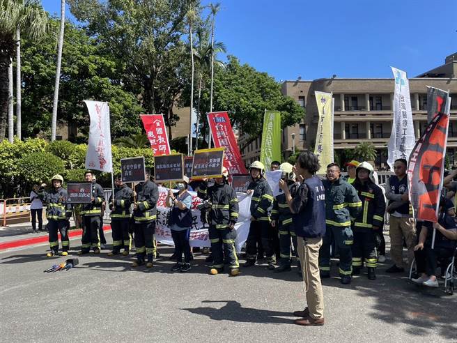 消防员工作权益促进协会进入政院沟通无果，宣布抗争行动将升级，10月9日将夜宿凯道、10月10日将进行国殇日抗争行动。（蔡雯如摄）