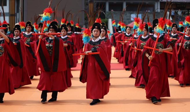 64名佾生依古礼跳八佾舞，是重要的非物质文化遗产。（图／贵阳孔学堂文化传播中心提供）
