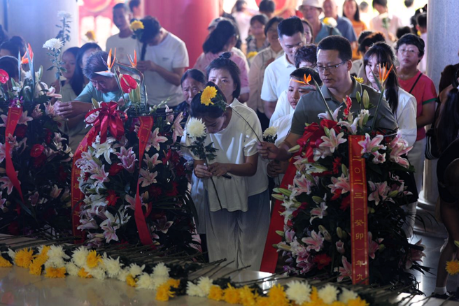 为了让民眾有机会向孔子致敬，主办单位事先公告开放100个名额，邀请市民观礼。（图／贵阳孔学堂文化传播中心提供）