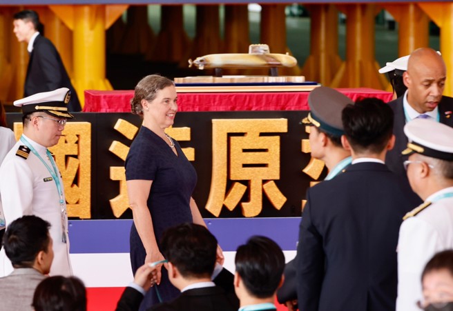 我首艘潜舰国造「海鲲军舰」（舷号711）28日正式在台船高雄厂区举行命名暨下水典礼，邀请军、官、产、学界相关人士出席，也让海鲲号首次在国人面前正式亮相。美国在台协会处长孙晓雅（中）出席。（陈信翰摄）