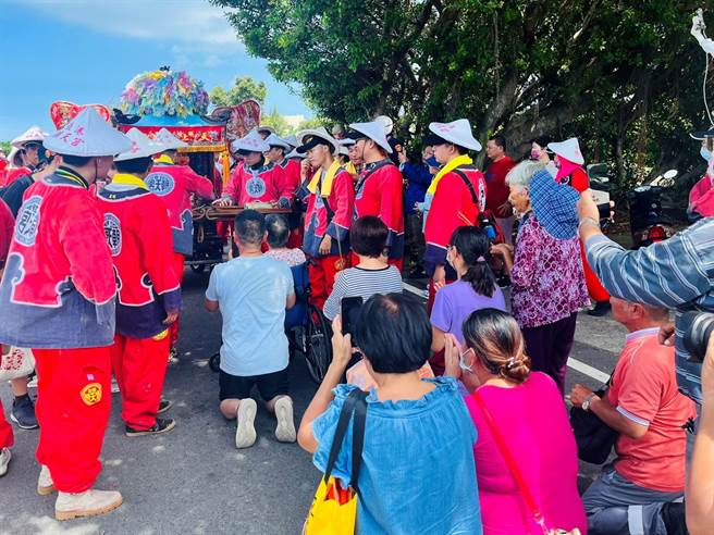 云林县北港朝天宫妈祖首度苗栗通霄遶境，信眾争相钻轿底。（北港朝天宫提供／张朝欣云林传真）