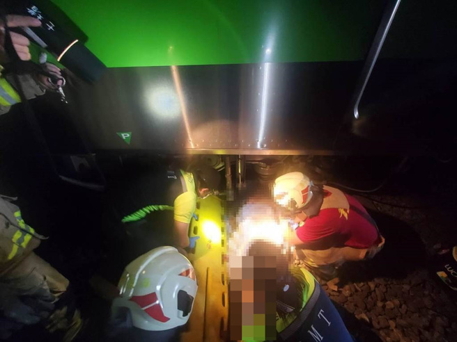 台铁七堵隧道内28日发生一名女子遭区间车撞击死亡，基隆市消防局赶到时，女子已经明显死亡。（翻摄照片／张志康基隆传真）