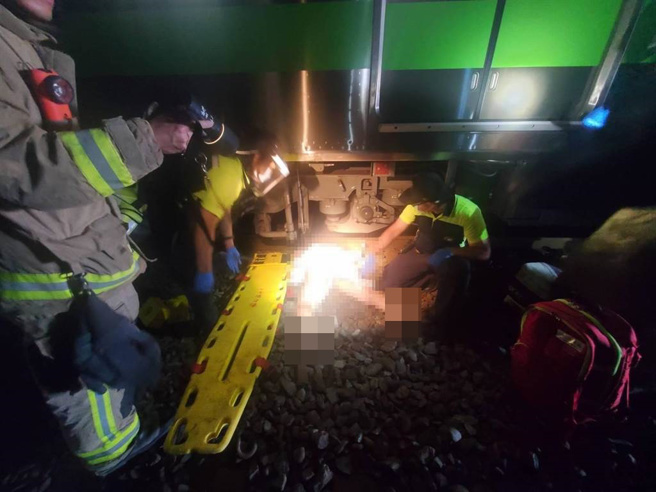 台铁七堵隧道内28日发生一名女子遭区间车撞击死亡，基隆市消防局赶到时，女子已经明显死亡。（翻摄照片／张志康基隆传真）