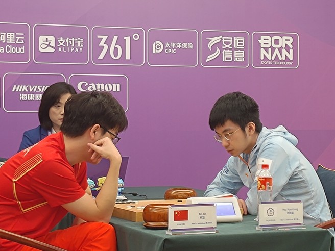 许皓鋐(右)击败世界排名第三、大陆名将柯洁，夺得男子围棋个人赛金牌，也是中华队第四金。(中华民国围棋协会提供／黄邱伦传真)