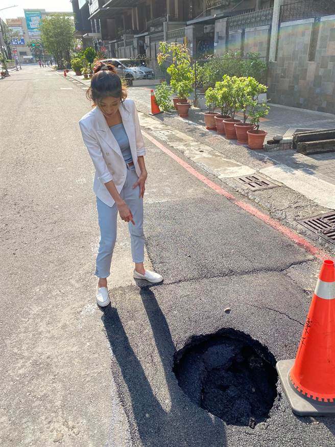 国民党立委参选人李明璇28日接获通报，称好市多中华店附近路面破洞，且该坑洞上周才刚补好，未料同一处几天后又再破洞，且还更大。（李明璇提供／洪浩轩高雄传真）