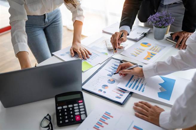 疫后振兴专案贷款申请踊跃预算用罄，经济部今宣布10月起不再补贴中小及微型企业利息。(示意图／shutterstock达志影像)