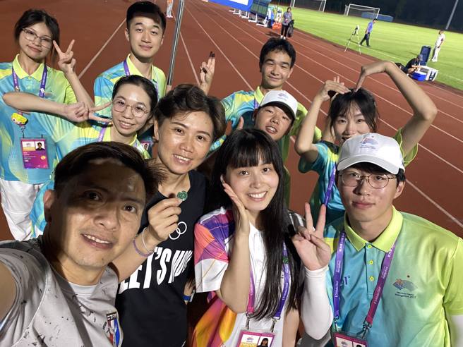 温州赛区志工热情与中华女足总教练陈晓明（左下）、助理教练庄淑美（黑衣）合照。（庄淑美提供）